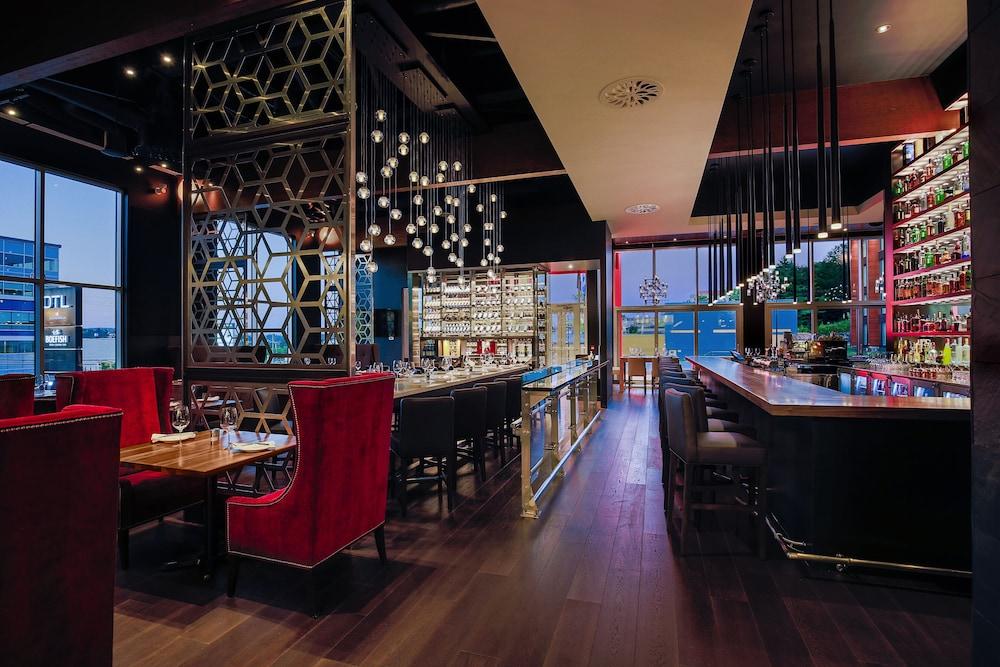 Otl Gouverneur Sherbrooke Luaran gambar The bar at the 360° Sky Lounge