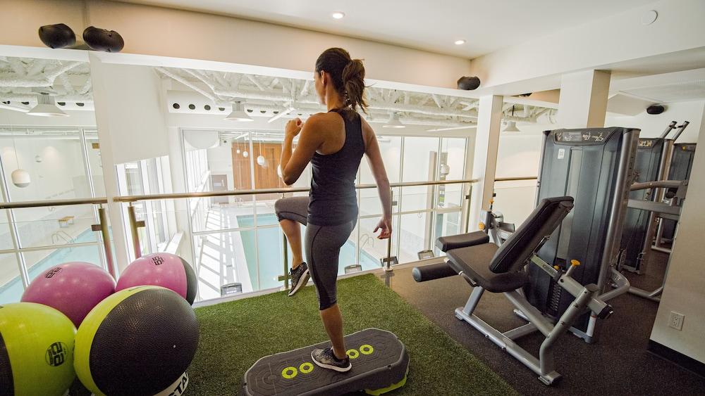 Otl Gouverneur Sherbrooke Luaran gambar A woman using a BOSU balance trainer