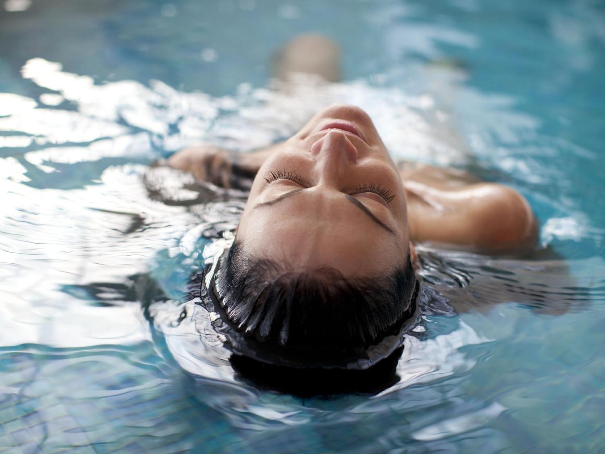 Otl Gouverneur Sherbrooke Luaran gambar A woman floating in water