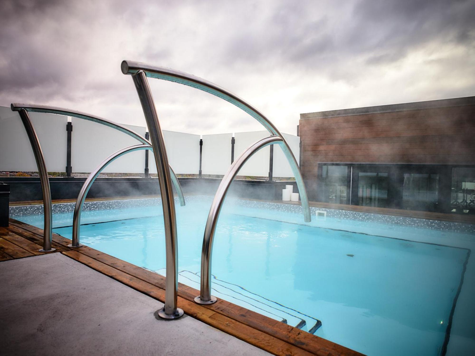 Otl Gouverneur Sherbrooke Luaran gambar The rooftop pool at the hotel
