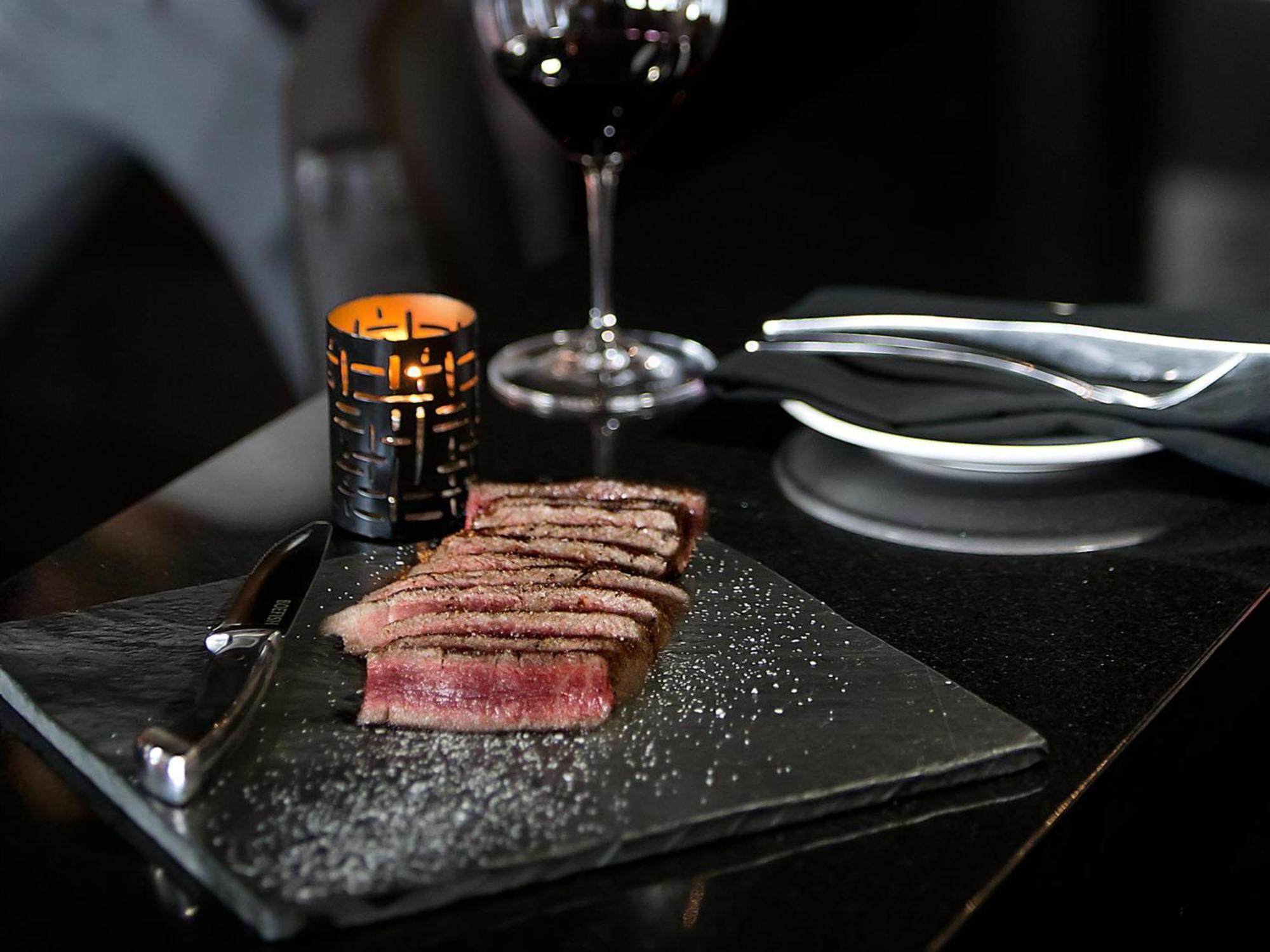 Otl Gouverneur Sherbrooke Luaran gambar A steak at the restaurant