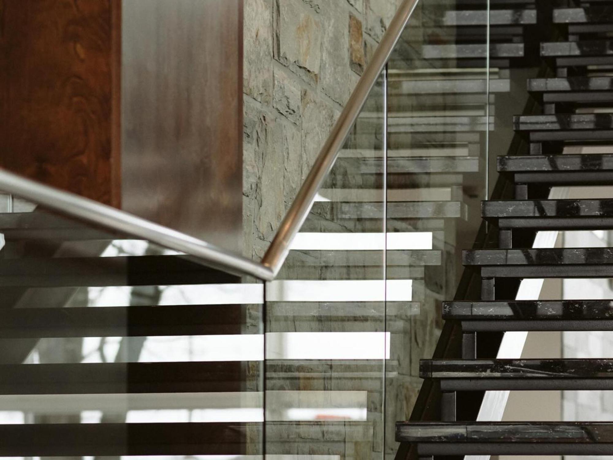 Otl Gouverneur Sherbrooke Luaran gambar A glass balustrade