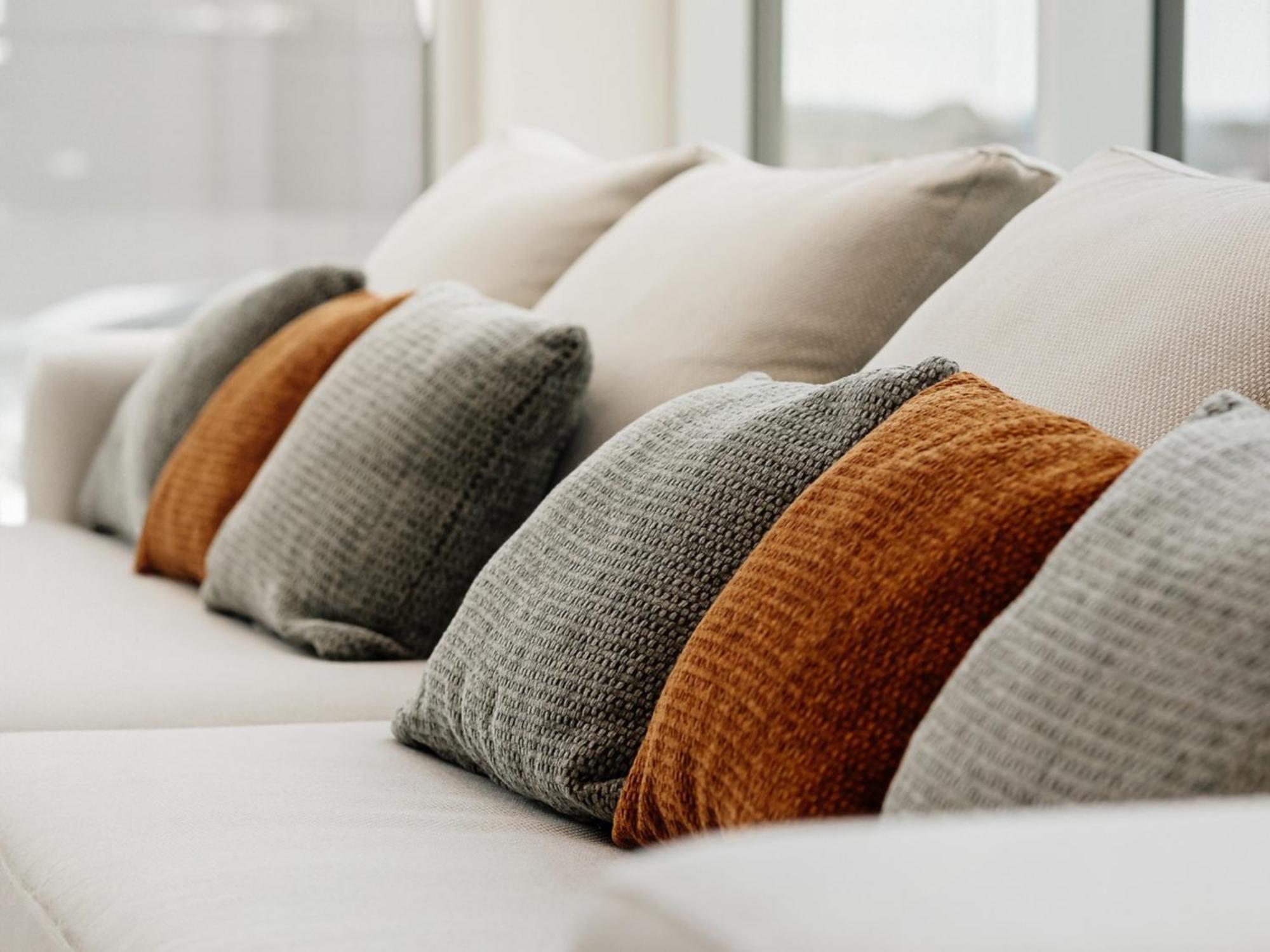 Otl Gouverneur Sherbrooke Luaran gambar Cushions on a sofa