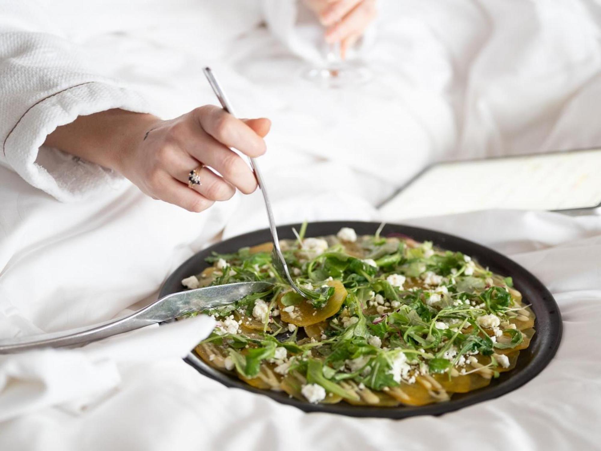Otl Gouverneur Sherbrooke Luaran gambar A chef preparing a salad