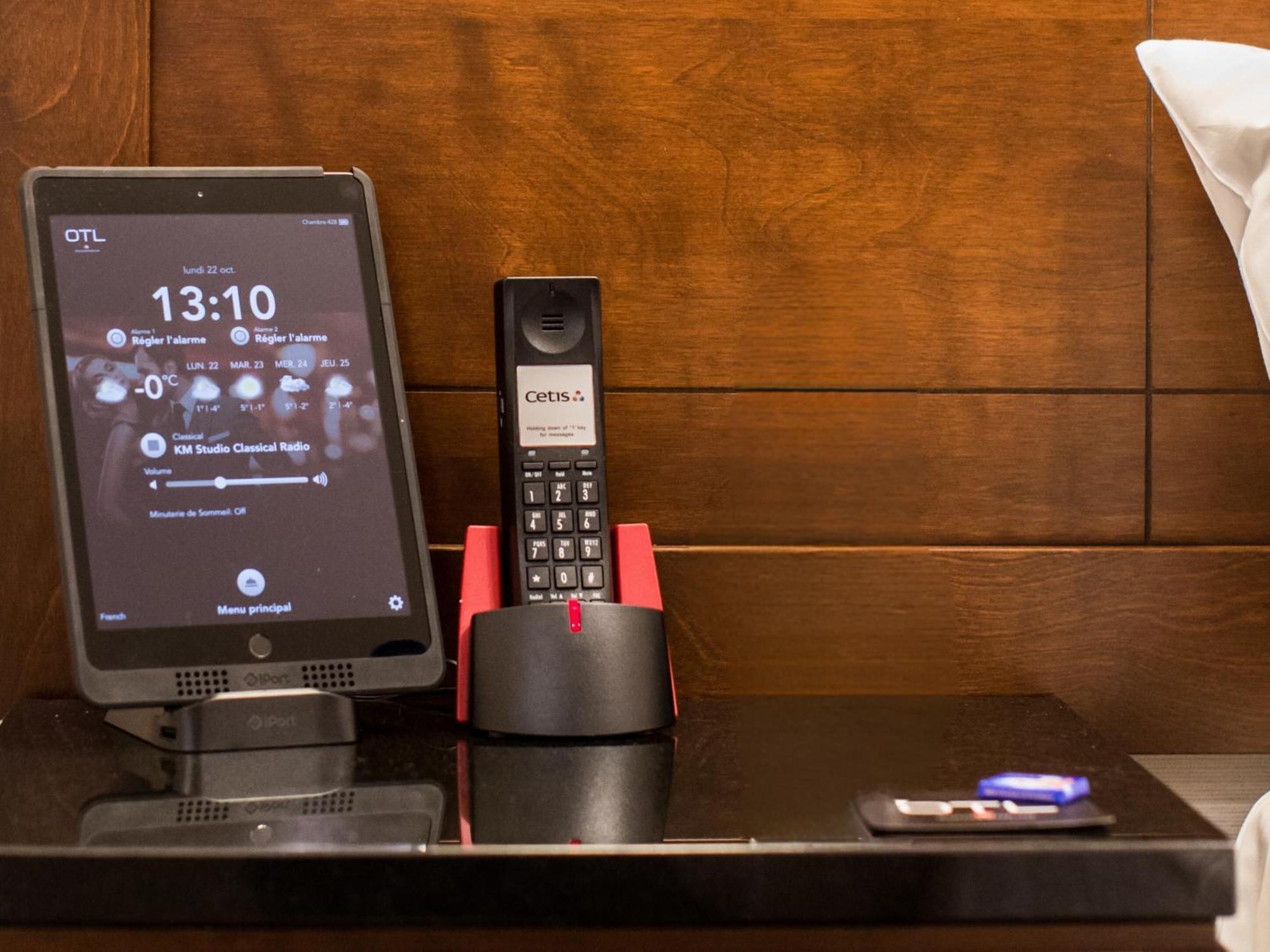 Otl Gouverneur Sherbrooke Luaran gambar A phone and a tablet in a hotel room