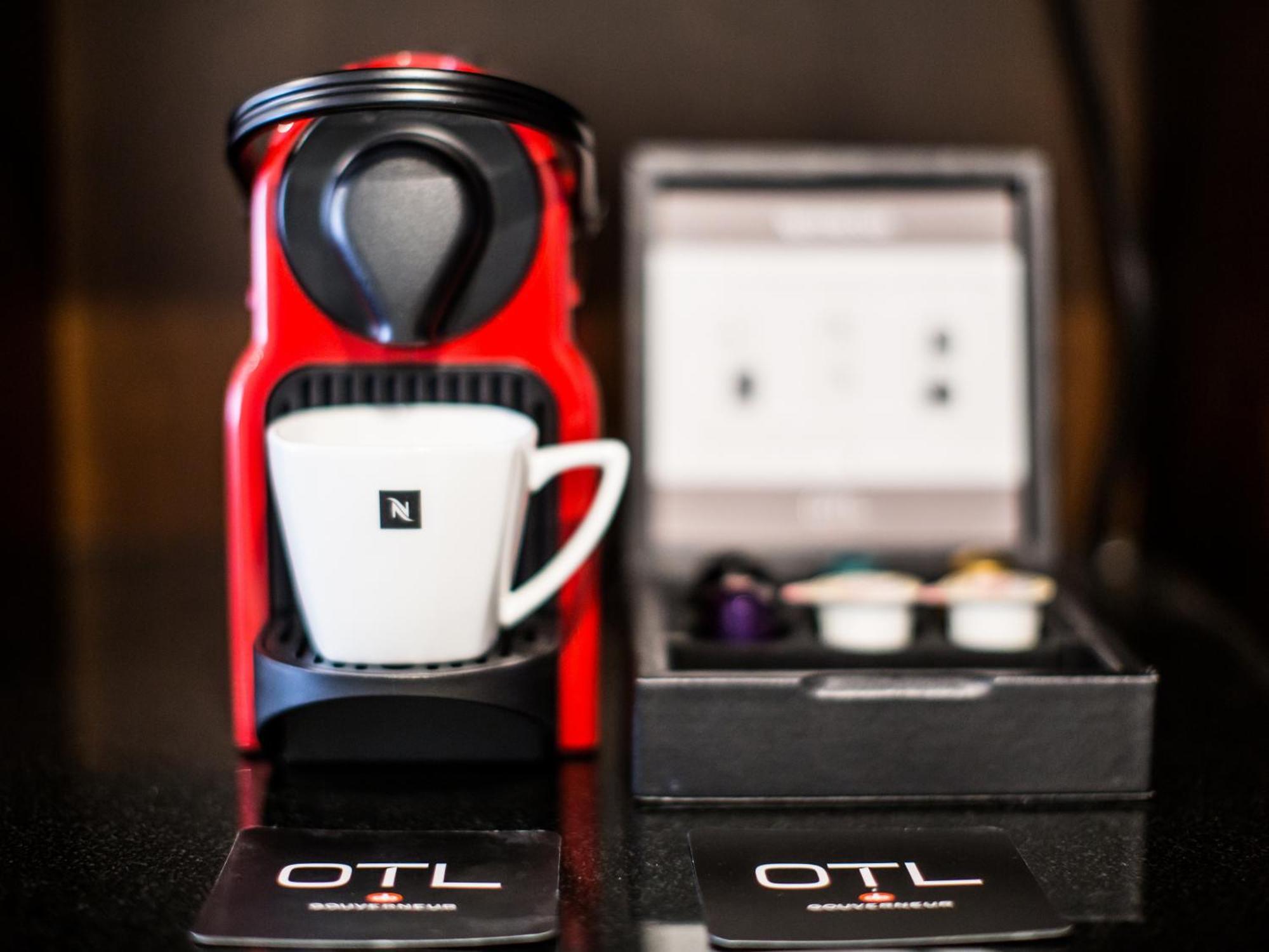 Otl Gouverneur Sherbrooke Luaran gambar A Nespresso Inissia coffee machine